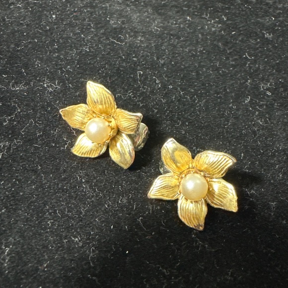 Vintage Coro Gold Tone Flower Faux Pearl Clip Earrings Floral Estate - Picture 2 of 6